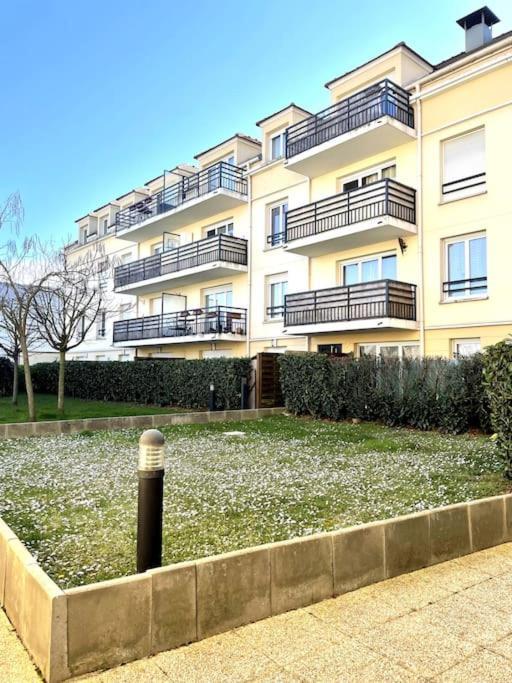 Grand F3 A 30Mn De Paris - Terrasse + Parking Prive Apartment Сент-Уан-л'Омон Екстериор снимка