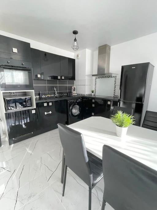 Grand F3 A 30Mn De Paris - Terrasse + Parking Prive Apartment Сент-Уан-л'Омон Екстериор снимка
